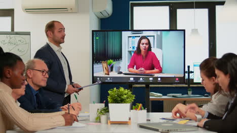 Projektmanager-Präsentiert-CEO-Des-Unternehmens,-Der-Vor-Der-Webcam-Diskutiert