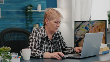 Mujer-Mayor-Sobrecargada-De-Trabajo-Trabajando-Desde-Casa-En-Una-Computadora-Portátil