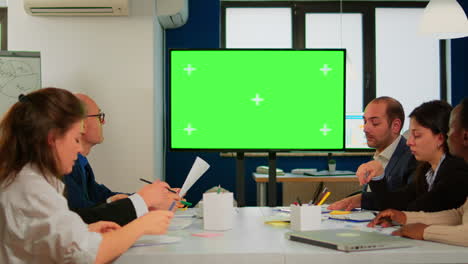 TV-Greenscreen-Modell,-Bereit-Für-Die-Präsentation,-Platziert-Vor-Dem-Schreibtisch