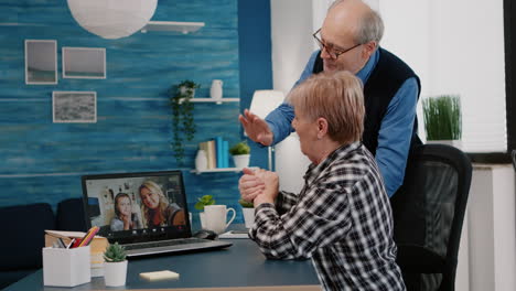 Aufgeregte-ältere-Frau-Und-Ihr-Mann-Bei-Einer-Videokonferenz-Auf-Dem-Laptop