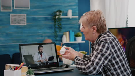 Médico-Remoto-Usando-Webcam-Prescribiendo-Medicamentos-A-Una-Anciana-Enferma
