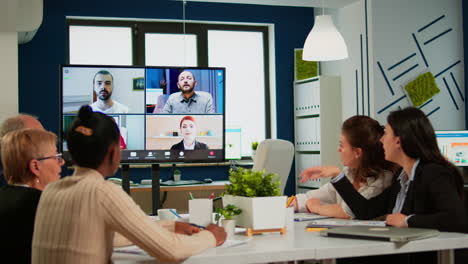 Trabajadores-Empleados-Que-Tienen-Una-Conferencia-Por-Cámara-Web-Con-Compañeros-De-Trabajo-Hablando-Por-Videollamada