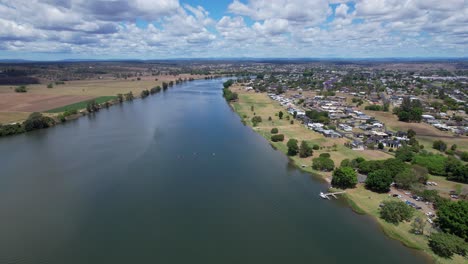 Clarence-River-An-Einem-Sonnigen-Tag-Im-Sommer-In-Grafton,-New-South-Wales,-Australien