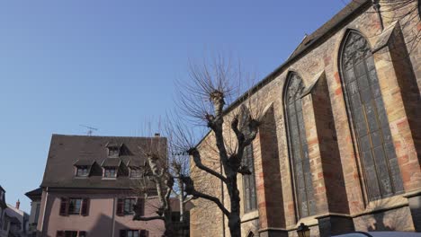 Malerische-Architektonische-Gebäude-In-Der-Außenansicht-Der-Mittelalterlichen-Stadtkirche