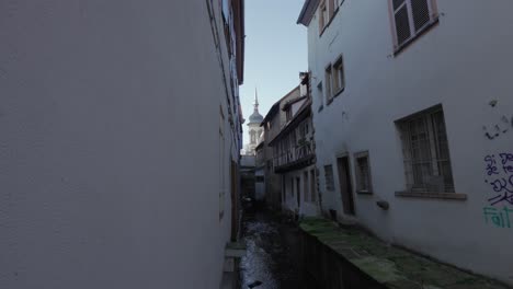 Stadtstraße-Mit-Einem-Kleinen-Fluss,-Der-Durch-Die-Mittelalterliche-Stadt-Colmar,-Frankreich,-Fließt