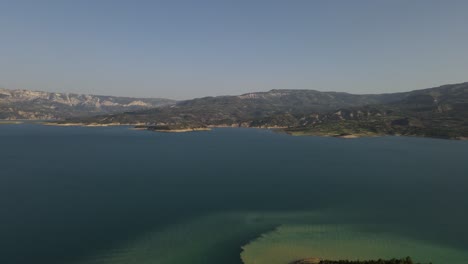 Vista-Aérea-Por-Drones-Del-Lago-En-El-Bosque,-Nubes-De-Lluvia-Que-Cubren-El-Cielo,-Vista-Aérea-Del-Paisaje-Natural