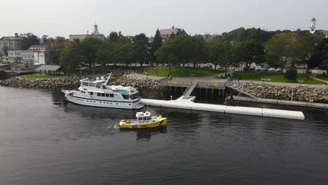 Small-tow,-tug-boat-coming-to-berth-at-the-City-of-Bath,-Maine