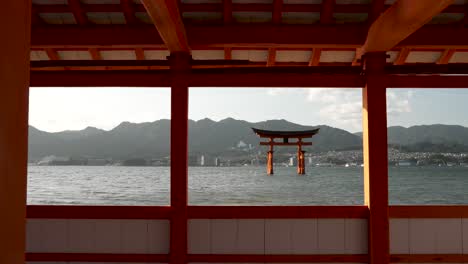 Cinematic-view-of-Itsukushima-Shrine-Grand-Torii-Gate,-Hiroshima,-Japan