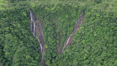 Drohnenaufnahme-Eines-Wasserfalls-Im-Tiefen-Wald,-Costa-Rica-–-4K-Video