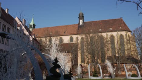Malerischer-Blick-Auf-Die-Kathedrale-St.-Martin-In-Colmar,-POV-Perspektive-Vom-Platz-Aus