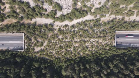 Vista-Por-Drones-De-La-Carretera-Interurbana-Y-El-Túnel-Que-Pasa-Por-Las-Montañas,-Transporte-En-Zonas-Montañosas