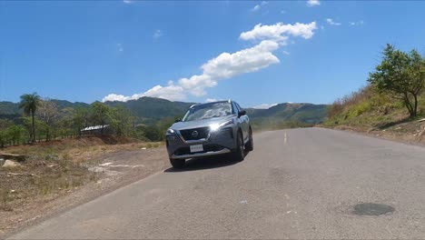 Nissan-X-Trail-Conduciendo-En-La-Calle,-SUV-Crossover-Compacto,-Calle-De-Grava