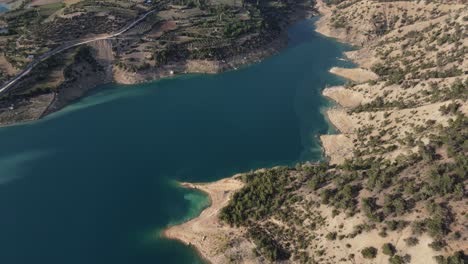 La-Vista-De-La-Presa-En-Las-Montañas-Tomada-Con-Un-Dron,-La-Imagen-Aérea-Del-Gran-Lago-De-Agua,-Presa-En-Medio-De-Campos-Verdes