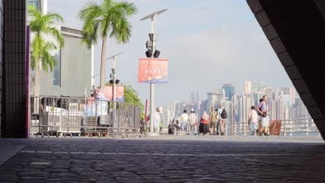 Gente-Caminando-Por-La-Concurrida-Calle-Del-Centro-Cultural-De-Hong-Kong-En-Un-Día-Cálido-Y-Soleado,-Tsim-Sha-Tsui