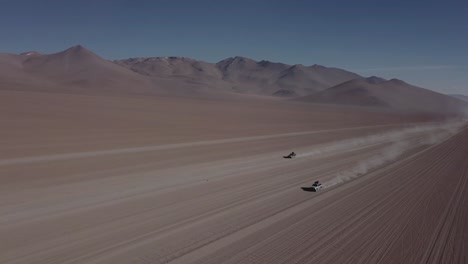 Zwei-Fahrzeuge-Fahren-Parallel-Durch-Die-Wüste-Salvador-Dalí-In-Bolivien