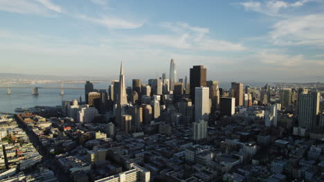 Drone-shot-rising-toward-the-downtown-of-San-Francisco,-bright-morning-in-USA