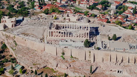 Enge,-Absteigende-Luftaufnahme-Der-Akropolis,-Die-Im-Hintergrund-Das-Zentrum-Von-Athen-Freigibt