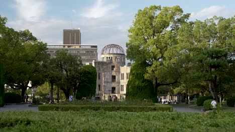 Friedensgedenkpark-Mit-Atombombenkuppel-Im-Hintergrund