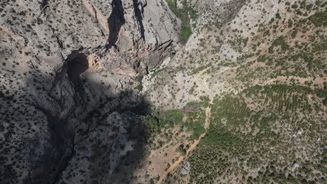 Drohnenansicht-Des-Grand-Canyon,-Der-Zwischen-Zwei-Hohen-Bergen-Entstanden-Ist,-Das-Gebiet,-Das-Durch-Das-Schmelzen-Von-Gesteinen-Entstanden-Ist