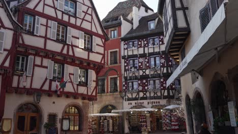 Scenic-view-of-restaurants-and-shops-in-the-half-timbered-medieval-buildings,-touristic-french-village,-Colmar