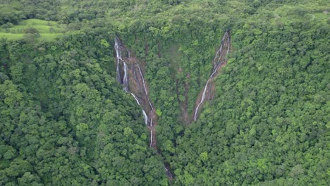 Hidden-waterfall-in-the-depths-of-dense-green-forest,-Costa-Rica---4K-video