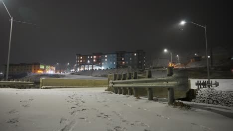 Tormenta-De-Nieve-Por-La-Noche-Que-Cubre-Una-Pequeña-Ciudad-Canadiense