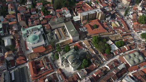 Vista-Por-Drones-Del-Edificio-Histórico-De-La-Biblioteca-Construido-En-Nombre-De-Gazi-Husrev-Bey,-Edificios-Culturales