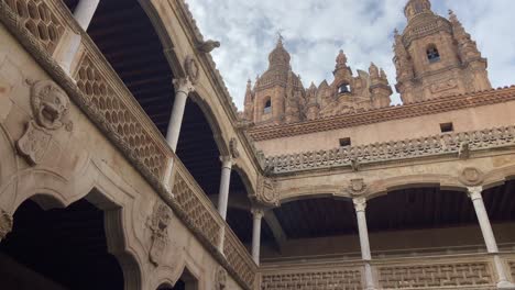 Wunderschöne-Gotische-Kreuzgangarchitektur-Der-Neuen-Kathedrale-In-Der-Stadt-Salamanca,-Spanien