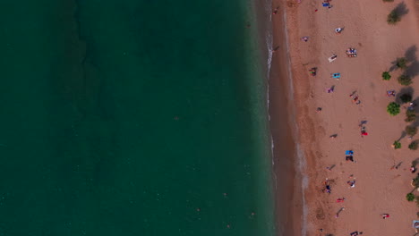 Luftaufnahme-Von-Oben-Nach-Unten-Entlang-Des-Strandes-Von-Athen,-Griechenland