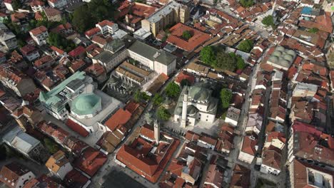 Drone-view-of-Gazi-Hüsrev-Bey-Mosque,-a-structure-of-Ottoman-architecture,-located-in-Bosnia