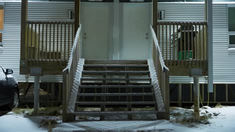Escalera-Cubierta-De-Nieve-En-Un-Barrio-Tranquilo
