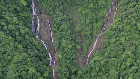 Toma-Frontal-De-Una-Cascada-En-Un-Bosque-Verde,-Costa-Rica---Vídeo-4k