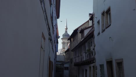 Tauben-Fliegen-Auf-Dem-Dach-Einer-Mittelalterlichen-Stadt-Mit-Dem-Domturm-Im-Hintergrund
