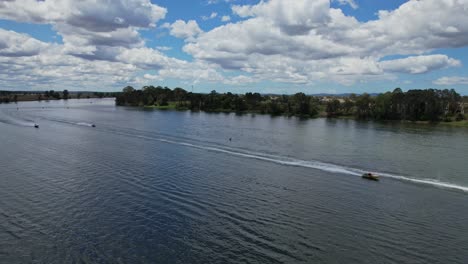 Schnellboote-Fahren-Auf-Dem-Clarence-River-Während-Eines-Rennwettbewerbs-In-Grafton,-New-South-Wales,-Australien