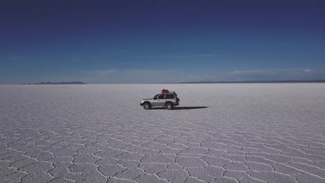 Kamerafahrt-Eines-Fahrzeugs,-Das-Durch-Die-Bolivianische-Salzebene-Fährt
