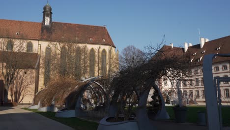 Panoramablick-Auf-Mittelalterliche-Architekturgebäude-Mit-Modernem-Park-In-Colmar,-Frankreich