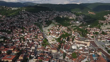 Vista-De-Drones-Del-Edificio-Histórico-De-La-Biblioteca-Construido-En-Nombre-De-Gazi-Husrev-Bey,-Edificios-Culturales-En-Las-Calles-De-La-Ciudad-Hechos-Por-Arquitectos-Otomanos-En-La-Ciudad-De-Sarajevo