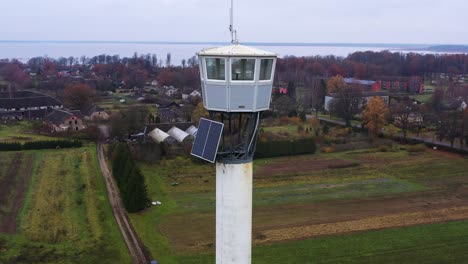 Torre-De-Observación-De-Bomberos-En-Burtnieki,-Letonia,-Vista-Aérea-De-Paralaje