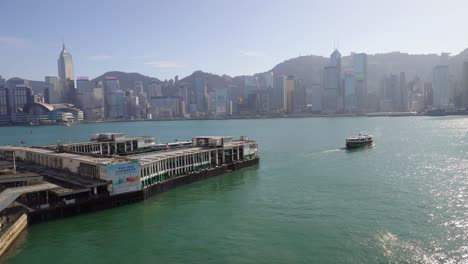 Star-Ferry-Terminal-Am-Victoria-Harbour-Mit-Blick-Auf-Hongkong.-Moderne-Skyline-Gebäude-Unter-Grauem,-Dunstigen-Himmel-Aufgrund-Von-Luftverschmutzung,-Hongkong,-China