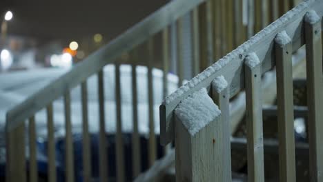 Das-Geländer-Des-Hauseingangs-Ist-Mit-Leichtem-Schnee-Bedeckt