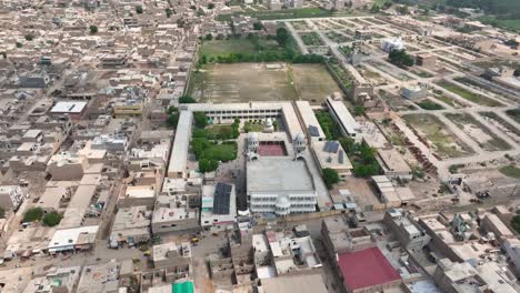 Luftaufnahme-Von-Darul-Uloom-Husseinia-Inmitten-Des-Stadtnetzes-Von-Shahdadpur,-Sindh