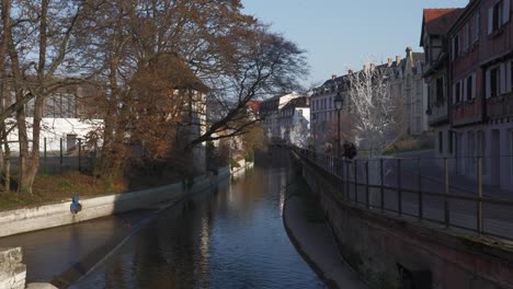 Malerische-Aussicht-Auf-Die-Historische-Mittelalterliche-Stadt-Colmar,-Frankreich,-Mit-Dem-Fluss-La-Lauch,-Der-Durch-Das-Zentrum-Fließt