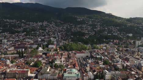 Der-Blick-Auf-Die-Stadt-Sarajevo,-Die-Hauptstadt-Bosniens,-Mit-Ziegeldächern,-Historischen-Gebäuden-Und-Straßen-Aus-Der-Luft