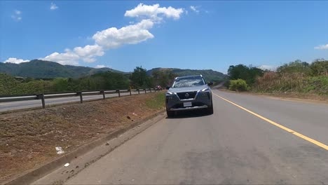 Calle-De-Grava-Nissan-X-Trail-Conduciendo-En-La-Calle,-Suv-Crossover-Compacto