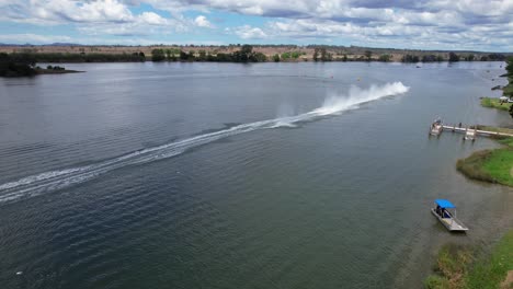 Wasserspritzer-Und-Spur-Eines-Motorboots,-Das-Auf-Dem-Clarence-River-Rast