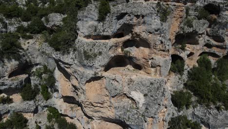 Vista-De-Drones-De-Las-Rocas-De-La-Montaña-Erosionadas-Y-Convertidas-En-Cuevas,-Imagen-De-Rocas