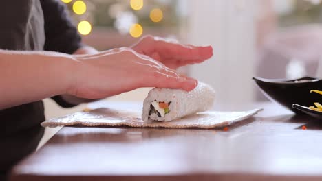 Hacer-Sushi-En-La-Cocina-De-Casa.-Manos-De-Mujer-Rodando-Sushi-Casero.