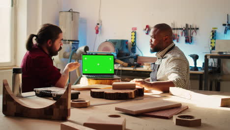 Artesano-Y-Compañero-De-Trabajo-Diseñando-Muebles-3D-Personalizados-En-Un-Cuaderno-Con-Clave-Cromática