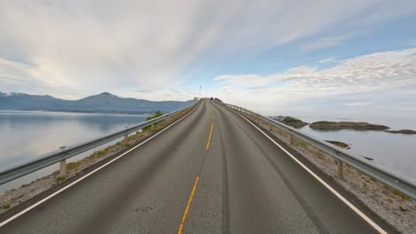 Das-Fahren-Eines-Autos-Auf-Einer-Straße-In-Norwegen,-Der-Atlantikstraße-Oder-Der-Atlantikstraße-(Atlanterhavsveien),-Wurde-Mit-Dem-Titel-„Norwegisches-Bauwerk-Des-Jahrhunderts“-Ausgezeichnet.