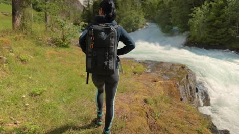 Mujer-Excursionista-Camina-Con-Una-Mochila-De-Senderismo-En-La-Hermosa-Naturaleza-De-Noruega.